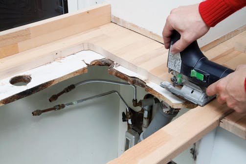 Stiksav: Sav ud til køkkenvasken med en stiksav Stiksav: Sav ud til køkkenvasken med en stiksav